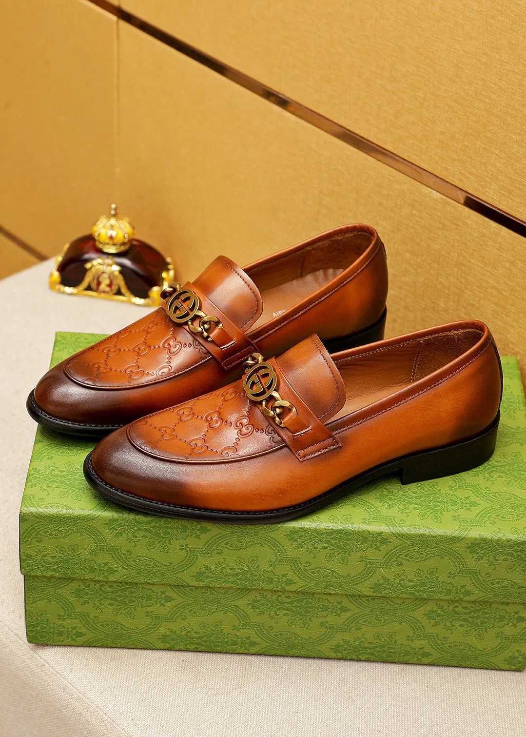Men's shoes 💰400 💐 Product trademark: GUCCI "Gucci" casual leather shoes Regular size: 39-44 (38.45.46🉑️Customized) Product materials: Selected imported first-layer calfskin embossed upper + original hardware buckle, imported 🐑 sheepskin lining. Strong three-dimensional visual effect, combined outsole Color: 2⃣️colors available